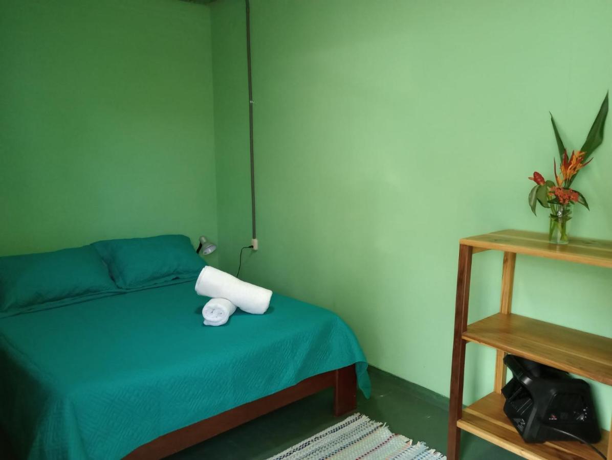 Container House Cahuita Hotell Exteriör bild