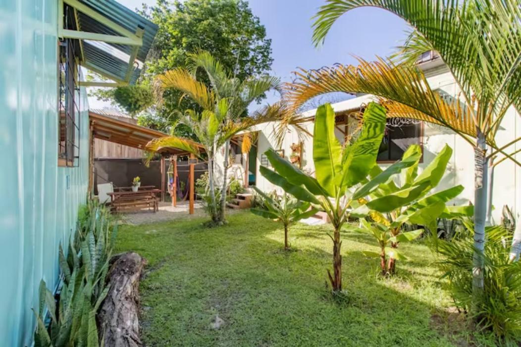 Container House Cahuita Hotell Exteriör bild