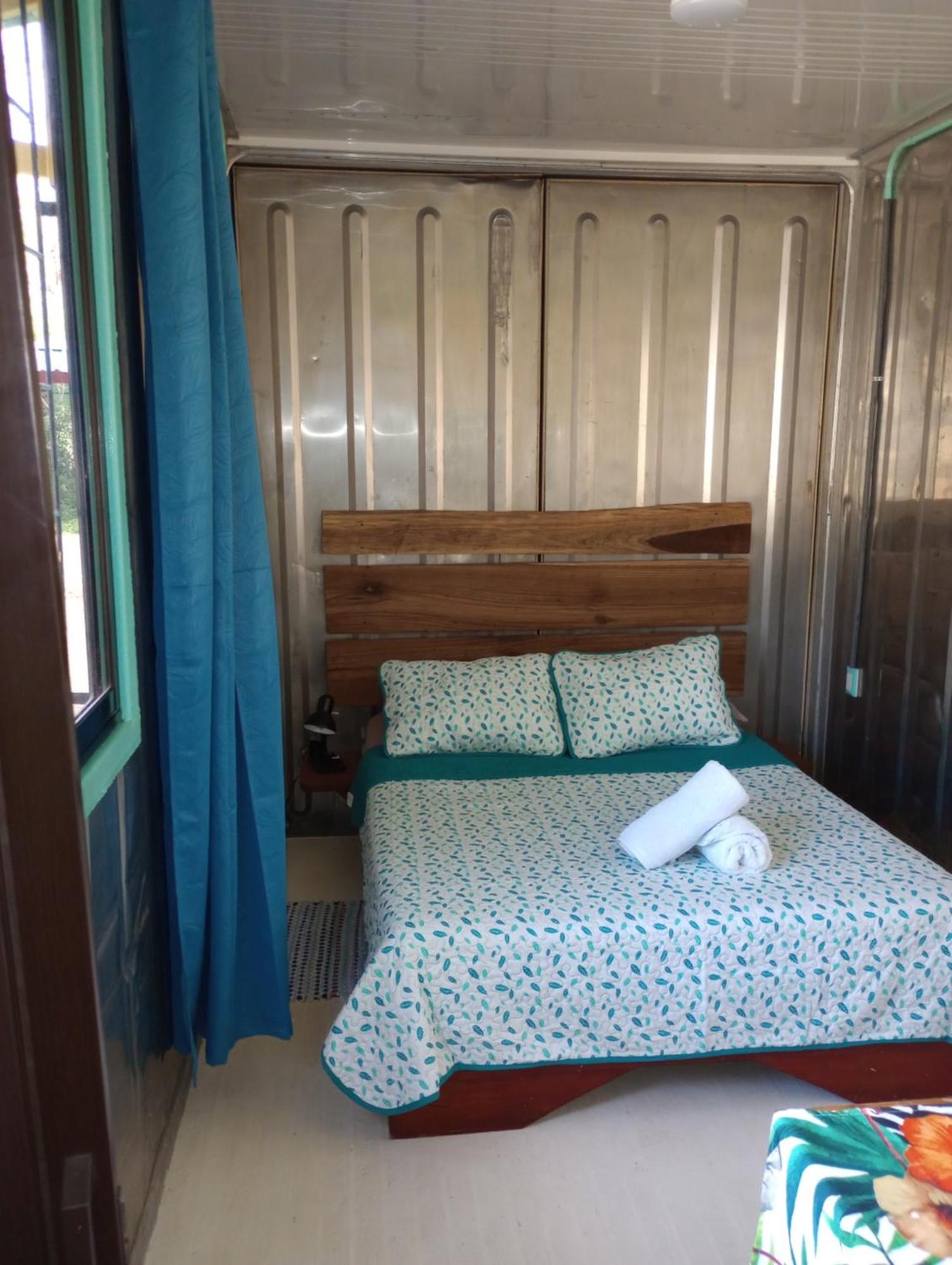Container House Cahuita Hotell Exteriör bild